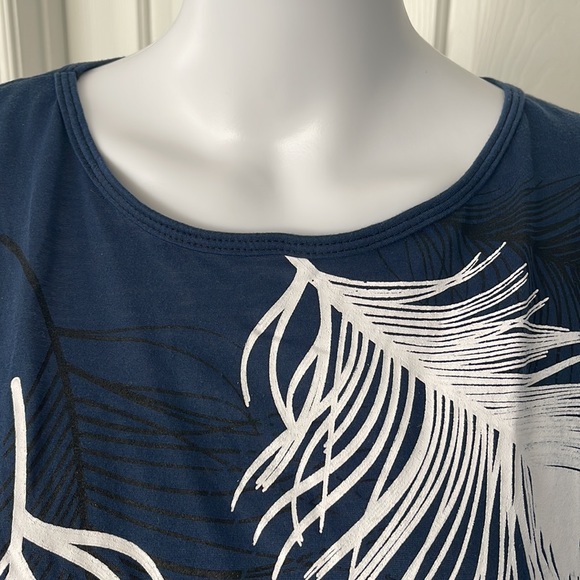 Cold Shoulder Navy Blue Feather Print Banded T-L - Picture 4 of 5
